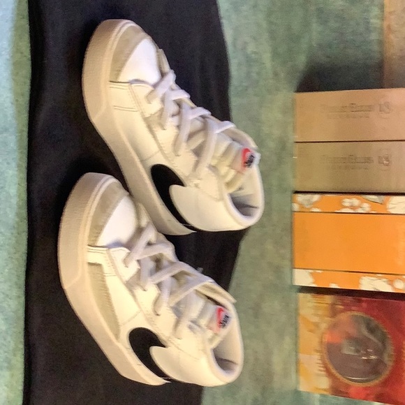 NIKE CHILD’S BLACK AND WHITE RUNNERS SIZE 2.5 US - Picture 8 of 8